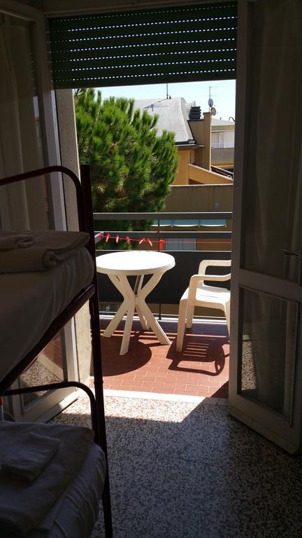 Fiorina Bed&Breakfast - Colazione Fino A Mezzogiorno - Beach Village Gratuito - Aquafan25 Oltremare20 Riccione Buitenkant foto