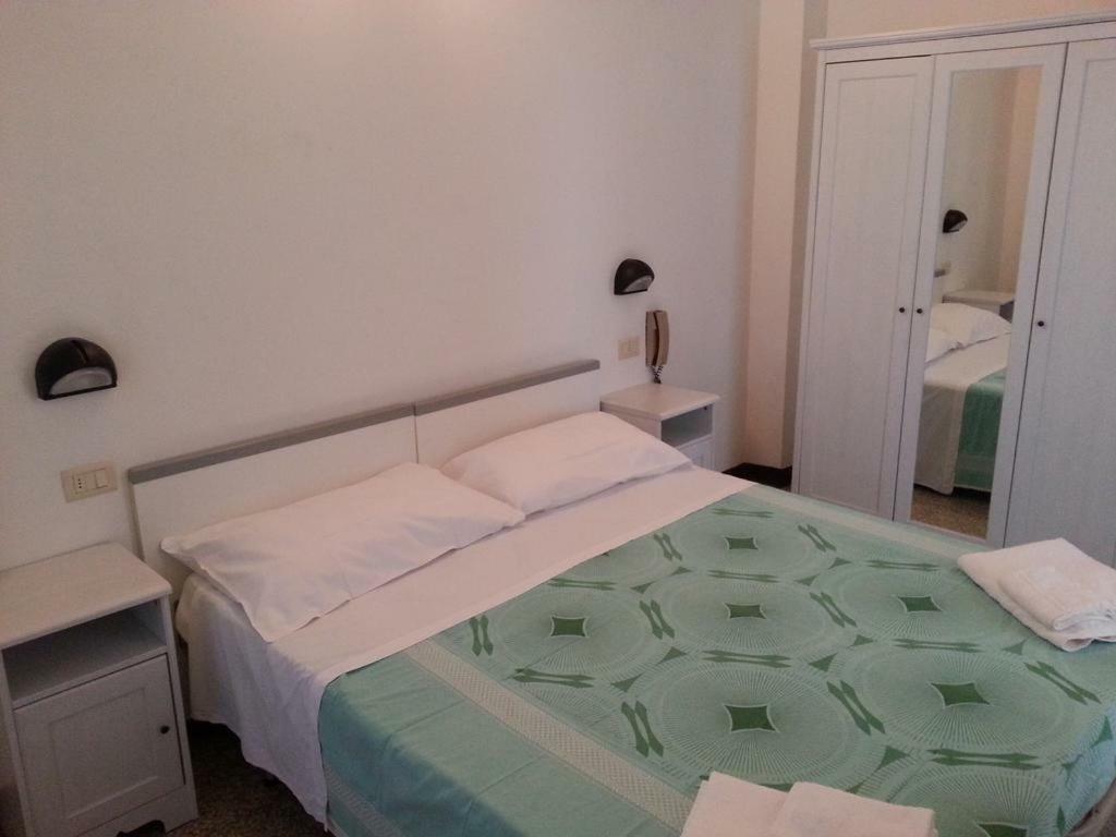 Fiorina Bed&Breakfast - Colazione Fino A Mezzogiorno - Beach Village Gratuito - Aquafan25 Oltremare20 Riccione Buitenkant foto